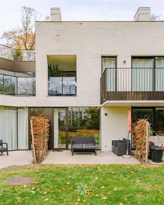 OLSENE - Kwalitatief twee-slaapkamer appartement in het groen De belangrijkste troeven:  * Kwalitatieve afwerking en mooie, doordachte architectuur *...