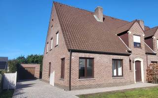 IN OPTIE<br /><br />Goed onderhouden gezinswoning, halfopen bebouwing te Geel-Zammel op de grens met Westerlo. Dichtbij centrum Zammel alsook centrum Westerlo en goede bereikbaarheid met E313. <br /><br />De woning beschikt over een keuken, een lichte/ruime leefruimte, berging/washuis met ingebouwde kasten, inkomhal met gastentoilet, badkamer (bad, douche en toilet), 3 slaapkamers, kelder, dubbele garage en tuin/terras. Ramen beschikken allemaal over rolluiken. Onmiddellijk beschikbaar. Geen grote huisdieren toegelaten. <br />