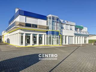 <u><strong>Benaderende OPPERVLAKTEN</strong></u><br />Kantoor/winkelruimte: 400m²<br />Ruime gemeenschappelijke parking. <br /><br /><u><strong>INDELING:</strong></u><br /><em><strong>Gelijkvloers:</strong> </em><br />Private Inkomhal met sas - open commerciële ruimte met glaspartijen langs twee straten - apart bureel - keuken - sanitair.<br /><br /><u><strong>NUTSVOORZIENINGEN:</strong> </u><br />Elektriciteit - CV op aardgas (nieuwe ketels) - internet/telefonie - bekabeling via wandcontacten en diverse werkplekaansluitingen.<br /><br /><u><strong>LIGGING:</strong> </u><br />Op kruispunt Meensesteenweg en Rijksweg te Roeselare.<br />Kort bij centrum Roeselare en toch via Rijksweg meteen ontsluiting naar E403 (Brugge - Kortrijk). <br /><br /><strong>*Opmerkingen:</strong><br />- Onroerende voorheffing ten laste van de huurder: 1m huur + tuinonderhoud<br />- TOTEM met uw logo + 5 vlaggenmasten aan straatzijde !<br />- De parking van het pand is bereikbaar via 2 straten.<br />- Onze referentie op<strong> www.centro.be</strong>:<span> </span><span><strong><span>P0241</span></strong></span><span> </span>of via <strong>050 70 01 02 </strong>of <strong><span>0490/11 91 11</span></strong>