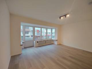 Dit gezellige appartement bevindt zich op de vijfde verdieping van een verzorgd gebouw in de Koningsstraat 24. Het appartement beschikt over één slaapkamer en is beschikbaar vanaf 01/04/2026. In het gebouw is een lift aanwezig.<br />De maandelijkse huurprijs bedraagt €695, aangevuld met €50 voor de gemeenschappelijke kosten en €100 per maand voor verwarming en water.<br />Deze woning is ideaal voor een alleenstaande of een koppel dat op zoek is naar een comfortabele en centraal gelegen woonst in Oostende.<br />Aarzel niet om ons te contacteren voor meer informatie of om een bezichtiging te plannen.