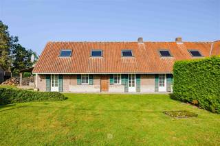 <p><span>MATER – Bent u op zoek naar een uniek gelegen landhuis in een doodlopende straat? </span></p><p><span>Misschien is dit pand dan wel iets voor u! </span></p><p><span> </span></p><p><span>De belangrijkste kenmerken in een notendop: </span></p><ul><li><span>Unieke landelijke ligging met absolute privacy </span></li><li><span>Gelegen op tal van wandel- en fietsknooppunten in een doodlopende straat</span></li><li><span>Oase van rust en instant vakantiegevoel</span></li><li><span>Verschillende schuren en garage </span></li><li><span>Authentieke elementen aanwezig</span></li><li><span>Eindeloos potentieel </span></li><li><span>Perceel van 7687m² met landschapstuin, boomgaard en zwembad</span></li><li><span>20 zonnepanelen aanwezig </span></li><li><span>Geen renovatieplicht</span></li><li><span>Richtprijs: €789.000</span></li></ul><p><span>Zo ziet het hoofdhuis eruit: </span></p><p><span>Op het gelijkvloers treffen we de zeer grote living met houthaard, authentieke balken en binnendeuren. De leefkeuken voorzien van kasten en toestellen die toegang heeft naar de kelder en de aanpalende schuren. Een bureauruimte en een slaapkamer met een badkamer voorzien van een ligbad, een enkele wastafel en een toilet. Een apart gastentoilet. </span></p><p><span>Op de verdieping bevinden zich naast de grote overloop vier slaapkamers en een badkamer voorzien van een bad-combi-douche, een enkele wastafel en een toilet. Eén van de kamers geeft uit op de schuur. </span></p><p><span>Zo zien de bijgebouwen eruit:</span></p><p><span>Een garage en een zeer grote schuur met hoog gewelf die aansluiting kan geven naar de kamers op de verdieping van het hoofdhuis. Garage en schuur zijn voorzien van een handmatige (sectionaal) poort.</span></p><p><span>Zo ziet de tuin eruit:</span></p><p><span>De 360° landschapstuin rondom het huis met boomgaard. De tuin loopt over in de omliggende natuur. Een Zuid-gelegen zwembad. </span></p><p><span> </span></p><p><span> </span></p>