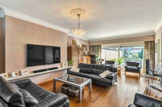 <p>Ontdek deze prima onderhouden woning gelegen in de Lindelaan te Deinze, een ideale gezinswoning waar ruimte, functionaliteit en een aangename ligging perfect samenkomen.</p><p></p><p>Op het gelijkvloers beschikt de woning over een praktische garage, een wasplaats en badkamer. </p><p>Verder vindt u een apart toilet, een ruime leefruimte en een functionele keuken.</p><p></p><p>Op de verdieping bevinden zich drie slaapkamers, ideaal voor een gezin of voor wie extra ruimte wenst voor een bureau of hobbykamer.</p><p></p><p>Een absolute troef van deze woning is de zongerichte tuin en evt. uitbreidingsmogelijkheden.</p><p>Desondanks de rustige woonomgeving met tal van sport- en recreatiemogelijkheden om de hoek, bent u bovendien op wandelafstand van het station en het stadscentrum en geniet u hier dus van een vlotte verbinding naar allerhande winkels, scholen, openbaar vervoer alsook alle belangrijke invalswegen.</p>