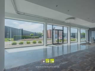 <span><strong>INSTAPKLAAR BEDRIJFSCOMPLEX MET SHOWROOM (230M²), KANTOORRUIMTE (153M²) EN BEDRIJFSHAL (441M²) TE AS<br /><br />TROEVEN<br /></strong>- Zeer gunstige ligging.<br />- Bereikbaar via inrit.<br />- Alarmsysteem.<br />- Instapklaar.<br /><strong><br />GELIJKVLOERS:<br />SHOWROOM (230,49M²)<br /></strong></span>- <span>Momenteel ingericht als sanitairshowroom, maar volledig vrij in te richten en geschikt voor diverse commerciële doeleinden.</span><br /><br /><span><strong>KANTOOR (100M²)<br /></strong>- Bureel, inbouwkasten, airco, betonvloer.<br /><br /><strong>BEDRIJFSHAL (354,20M²)<br /></strong><span>- 2 sectionaal poorten, lichtstraat, TL-verlichting, toilet, spoelbak met onderkast, betonvloer.</span><br /></span><br /><span><strong>VERDIEPING</strong> <strong>+01:<br /></strong><strong>KANTOOR (53,42M²)</strong></span><br /><span>- Bereikbaar via trap, bureel, inbouwkasten, toilet, tegelvloer.<br /><br /><b>BEDRIJFSHAL <strong>(87,50M²)<br /></strong></b>- Tussenverdieping, betonvloer.<b><br /></b></span><br /><span><strong>EXTERIEUR<br /></strong>- Parkeerplaatsen aan de voorzijde.<br />- Metalen toegangspoorten.<br />- 2 toegangen tot de hal aan de zijkant via sectionaalpoorten.<br /><br />Bekijkt u deze advertentie via een aanverwante vastgoedsite, surf dan zeker naar onze website <strong>www.N78vastgoed.be</strong> voor een uitgebreide beschrijving en foto's. <strong>Meer info: +32 (0)89 86 18 88 of info@N78vastgoed.be.</strong></span>