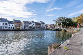 <p>Interesse in dit pand? Neem voor bijkomende informatie of het maken van een afspraak rechtstreeks contact op met Kevin Jansegers via <strong>+32 478 96 68 17</strong> of <strong>kevin.jansegers@copandi.be</strong>.</p><p>Aan het Sasplein in Willebroek vind je dit karaktervolle pand uit 1850, waar historische charme en nieuwbouwpotentieel elkaar ontmoeten. De ligging aan het water geeft dit handelspand een unieke uitstraling en wie op zoek is naar een eigendom met verleden én toekomst, vindt hier een boeiende basis om naar eigen smaak in te vullen. Het pand wordt casco verkocht na de geplande renovatie, wat je alle vrijheid geeft om de ruimtes volledig naar eigen inzicht af te werken.</p><p>Het gebouw telt vier verdiepingen en biedt een handelsoppervlakte van 250 m², met een commerciële ruimte op het gelijkvloers die dankzij de etalage volop zichtbaarheid biedt op het drukke Sasplein. Op de eerste verdieping bevinden zich de woonkamer, twee slaapkamers en een badkamer, wat een vlotte combinatie van wonen en werken mogelijk maakt. Achteraan geniet je van een tuin van 100 m² met zuidwestelijke oriëntatie, ideaal voor avondzon, aangevuld met een terras. De grondoppervlakte bedraagt 311 m², en het pand beschikt over bouwplannen, wat de verdere afwerking vergemakkelijkt.</p><p>Het pand is voorzien van hoogwaardige aluminium buitenschrijnwerk met dubbele beglazing, een zadeldak en centrale verwarming. Water, elektriciteit en gas zijn aanwezig, net als sanitaire aansluitingen. Het EPC-label is D, met een energiescore van 306 kWh/m² en er is een asbestattest beschikbaar waaruit blijkt dat er geen asbest aanwezig is. Een bodemattest is eveneens voorhanden. De zone scoort bovendien gunstig op overstromingsrisico, grondwater- en funderingsscore (allemaal categorie A), wat extra gemoedsrust biedt.</p><p>Willebroek is een centraal gelegen gemeente tussen Antwerpen en Mechelen, met alle dagelijkse voorzieningen, scholen en openbaar vervoer binnen handbereik. De ligging aan het Sasplein zorgt voor een vlotte verbinding met de omliggende invalswegen, ideaal voor wie zowel rust als bereikbaarheid zoekt. Ben je benieuwd naar de mogelijkheden van dit veelzijdige pand? Neem gerust contact op met ons kantoor om een bezoek in te plannen, of bekijk alvast de virtuele tour voor een eerste indruk.</p>