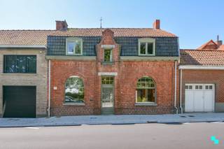 Deze te renoveren gesloten bebouwing met drie slaapkamers (vier mogelijk) beschikt over een bewoonbare oppervlakte van 163 m² (volgens EPC-attest)...