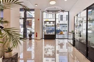 <p>Prachtige handelsruimte bestaande uit 2 woningen naast elkaar, omgevormd tot 1 geheeld. De gehele handelsruimte (49-51) heeft zo een totale bruikbare oppervlakte van 355 m². Huidige indeling: gelijkvloers: riante ontvangstbalie op stenen vloer met zeer veel lichtinval en hoge plafonds. Centrale ruimte van 24 m² op stenen vloer voorzien van ingemaakte kasten. 4 à 5 aparte behandelruimtes, allen op stenen vloer en voorzien van watertoevoer. Stockageruimte/berging. Handige kelder dewelke dienst kan doen als extra opslagplaats. Tussenverdieping + 1e verdieping: Verschillende behandelruimtes of kantoren met schitterend zicht over gans de benedenruimte. 2e verdieping: 1 slaapkamer appartement: woonkamer met open keuken en aparte slaapkamer. EPC nr 49: B-score<br /><br />Boven het handelsgedeelte van huisnummer 51 bevindt zich nog een ruim 2 slaapkamerappartement met een bewoonbare oppervlakte van 97 m². Indeling: Woonkamer van 30 m² op laminaatvloer. Eetkamer van 12 m² op laminaatvloer. Geïnstalleerde keuken van 6 m² met dubbele lavabo, elektrisch vuur en ingemaakte kasten. Badkamer van 4 m² met ligbad, lavabo en toilet. 2 ruime slaapkamers van 18 m² en 16 m², beide op laminaatvloer. EPC nr 51 (appartement): 385 kWh / (m²jaar) --> D-score (GEEN renovatieverplichting)<br /><br />Het gebouw biedt mogelijkheden als nieuwbouwproject of renovatie met 4 bouwlagen (8 appartementen) --> ook mogelijk om nr 49 of nr 51 apart aan te kopen (zie website).<br /><br />Extra: Perceelscore A, gebouwscore A: Niet gelegen in mogelijks of overstromingsgevoelig gebied, niet gelegen in afgebakend overstromingsgebied of afgebakende oeverzone, niet gelegen in risicozone overstromingen, woongebied, voorkooprecht.  Niet opgenomen in maatregelenregister. Voor meer info ga naar www.coenenvastgoed.be of bel 03/375.82.92</p>