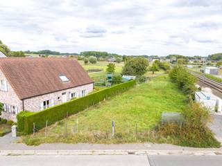 Deze bouwgrond voor een open bebouwing is centraal gelegen te Leeuwergem. De verbindingsweg N42 en de bedrijventerreinen van Zottegem zijn vlakbij...