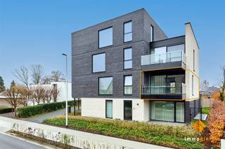 Dit recente 1-slaapkamerappartement is gelegen op de eerste verdieping van een statig appartementsgebouw. Indeling; inkomhal, apart toilet, berging,...