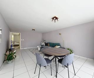 ✨ Indeling en troeven:🛋️ Lichtrijke woonkamer🍽️ Open keuken met ingebouwde toestellen🛏️ 2 Slaapkamers🛁 Badkamer met inloopdouche📦 Handige...