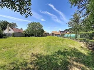 <p><span>Halfopen woning/ projectgrond te Langemark</span></p><p><span>Op een mooi perceel van ca. </span><span>1.300m²</span><span> bevindt zich deze </span><span>halfopen woning</span><span> met een ruime tuin en tal van mogelijkheden voor wie op zoek is naar een eigendom met toekomst.</span></p><p><span>De woning beschikt over een </span><span>inkomhal, leefruimte, keuken, badkamer, kelder, voutekamer, drie slaapkamers, garage, koterijen en zolder.</span><span> </span></p><p><span>Deze woning vormt de ideale basis voor een grondige renovatie naar hedendaags wooncomfort. Dankzij de ruime perceelsoppervlakte, de aantrekkelijke tuin van ca. </span><span>900m²</span><span> en de beschikbare bouwzone biedt deze eigendom bovendien interessante perspectieven voor wie op zoek is naar een</span><span> project </span><span>met ontwikkelingspotentieel.</span></p><p><span>Een unieke opportuniteit voor particulieren die hun droomwoning willen realiseren of voor </span><span>investeerders en ontwikkelaars</span><span> die de mogelijkheden van deze locatie verder willen verkennen.</span></p><p><span> </span></p><p><span>Troeven</span></p><p><span>✔ Perceel van ca. 1.300m²<br />✔ Halfopen bebouwing<br />✔ Ruime tuin van ca. 900m²<br />✔ 3 slaapkamers<br />✔ Tal van renovatiemogelijkheden<br />✔ Interessant ontwikkelingspotentieel<br />✔ Rustige ligging met vlotte bereikbaarheid</span></p>