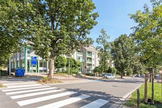 <p><span>OPEN DEUR ZATERDAG 26/09. Dit lichtrijke en gemeubeld appartement nabij Gasthuisberg is vrij te bezoeken op zaterdag 26 september tussen 11u00 en 12u00. </span></p><p><span>U bent van harte welkom! </span></p><p><span> </span></p><p><span>Op wandelafstand van Gasthuisberg, het historisch centrum van Leuven en vlakbij alle belangrijke invalswegen, zijn wij verheugd dit lichtrijk en gemeubeld appartement met 2 slpks te huur aan te bieden. Dit hoekappartement op een topligging is gesitueerd op de eerste verdieping van de welonderhouden residentie, genaamd “Zonnelucht” met als bouwjaar 1986.<br />Het energiezuinig appartement met een bewoonbare oppervlakte van 102 m² omvat een inkomhal met inbouw vestiairekasten, een gastentoilet, een berging, 2 volwaardige slaapkamers en een uitgeruste badkamer met ligbad. Verder is er ook nog een ruime leefruimte met eethoek en ingerichte keuken uitgevend op een terras van maar liefst 10 m². </span><span>Dit lichtrijk appartement beschikt eveneens nog over een individuele praktische bergkelder. </span></p><p><span> </span></p><p><span>De huurprijs bedraagt 1.250,00 euro, maandelijkse lasten bedragen 90,00 euro (inclusief onderhoud gemene delen), de nutsvoorzieningen zijn apart af te sluiten en het appartement is beschikbaar vanaf 1 november 2026.</span></p><p><span> </span></p>