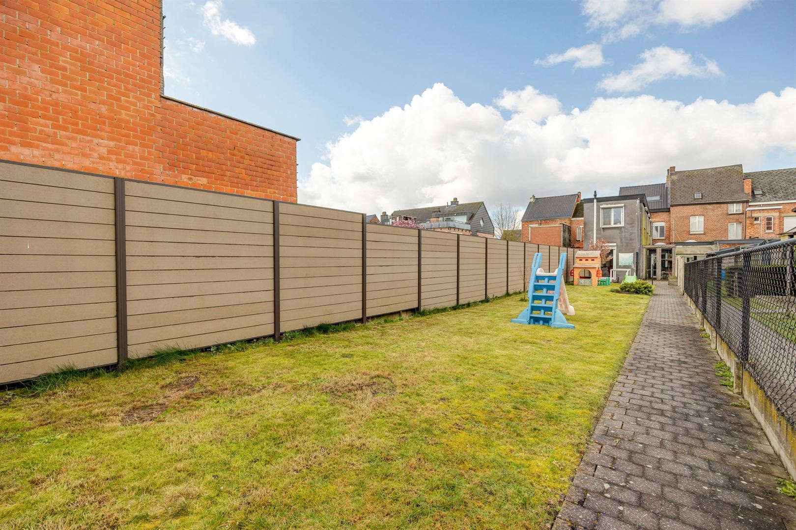 Verrassend ruime woning met 7 slaapkamers en tuin. - foto 2