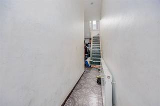 <p><span>Deze </span><span>woning met 4 slaapkamers </span><span>te koop is gelegen in de Selderstraat, op slechts enkele minuten wandelen van </span><span>Antwerpen centrum</span><span>. Op wandelafstand van </span><span>Park Spoor Noord</span><span> en het Centraal Station van Antwerpen is vlot bereikbaar.</span></p><p><span> </span></p><p><span>Deze woning biedt een tal van mogelijkheden om er je eigen paradijs van te maken, maar deze parel zoekt een handige Harry.</span></p><p><span> </span></p><p><span>Indeling</span></p><p><span>- inkomhal</span></p><p><span>- woonkamer</span></p><p><span>- keuken</span></p><p><span>- ruime badkamer</span></p><p><span>- 4 volwaardige slaapkamers</span></p><p><span> </span></p><p><span>Bijzonderheden</span></p><p><span>- topligging in een rustige straat</span></p><p><span>- dubbele beglazing </span></p><p><span>- veel mogelijkheden</span></p><p><span> </span></p><p><span>Dit pand kan onderhevig zijn aan de renovatieverplichting die door de Vlaamse overheid wordt opgelegd voor residentiële gebouwen. Consulteer voor meer informatie de website van het Vlaams Energie- en Klimaatagentschap via <span>https://www.energiesparen.be/renovatieverplichting-residenti%C3%ABle-gebouwen-2023</span></span></p><p><span> </span></p><p><span>Ben jij geïnteresseerd in dit huis te koop in Antwerpen aan Park Spoor Noord, ben je op zoek naar ander vastgoed, een investering of wens je de waarde van jouw eigendom te kennen? Dan ben je bij BOLT immo aan het juiste adres! Wij helpen jou graag verder.</span></p><p><span> </span></p><p><span> </span></p><p><span> </span></p>