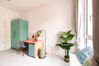 <p><span>Op zoek naar een comfortabele en instapklare studentenkamer in Leuven? </span></p><p><span>In residentie The Rise verblijf je op een centrale ligging, vlak bij het bruisende stadscentrum en op korte afstand van verschillende campussen.</span></p><p><span>De kamers zijn modern afgewerkt en voorzien van een private badkamer met douche, toilet en lavabo. Ideaal voor wie graag privacy combineert met het studentenleven. </span></p><p><span>Even nood aan ontspanning? De binnentuin biedt een rustige plek om tot rust te komen of samen te zitten met medestudenten.</span></p><p><span>Ook praktisch zit je hier goed:</span></p><ul><li><span>Overdekte fietsenberging aanwezig </span></li><li><span>Winkels, horeca en ontspanning vlakbij </span></li><li><span>Vlotte verbinding naar universiteiten en station </span></li></ul><p><span> </span></p><p><span>Kortom: een ideale uitvalsbasis voor een zorgeloze studententijd in Leuven.</span></p>