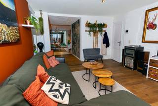 Sfeervolle woning vlakbij de jachthaven. Rustig gelegen nabij sporthal, openbaar vervoer, invalswegen, E19 en op wandelafstand van het stadscentrum. Vernieuwd en in zeer goede staat. Bijzonder aangenaam, knus en ruim. Gelijkvloers met inkom, living, eetkamer, ingerichte keuken en stadstuin. Eveneens op gelijkvloers bevindt zich een slaapkamer met douche, een multifunctionele ruimte en een wasplaats/berging. Eerste verdieping met 2 slaapkamers, dressing, luxueuze badkamer en terras. Tweede verdieping met masterbedroom inclusief afzonderlijk bureeltje en badkamer. Laat u verrassen!