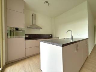 Stijlvol gelijkvloers nieuwbouwappartement met tuin in hartje Kapellen Ontdek dit instapklare nieuwbouwappartement met 2 slaapkamers, gelegen op...