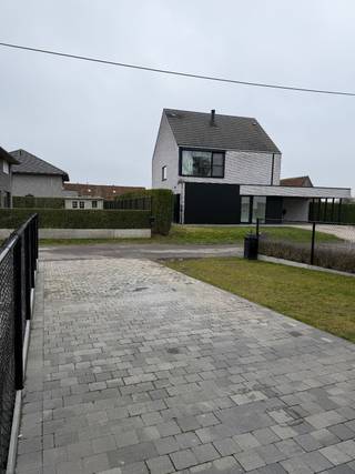 Gelieve steeds te bellen om een bezoek in te plannen naar: 0485/321.842Deze halfopen bebouwing heeft een ideale bereikbaar en is toch rustig gelegen...