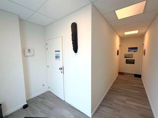 Op een uitstekende en strategische locatie bevindt zich deze instapklare kantoor- of praktijkruimte van ca. 65 m². Dankzij de hoekligging in het gebouw geniet het pand van een aangename natuurlijke lichtinval en een maximale zichtbaarheid voor klanten en bezoekers.<br />De commerciële uitstraling wordt extra versterkt door de grote reclamezuil voor het gebouw, die inbegrepen is in de verkoop.<br />De indeling omvat een inkomhal, een ruime kantoorruimte van ca. 23 m², een wachtzaal van ca. 10 m² met apart toilet en een keuken van ca. 10 m².<br />Een extra troef zijn de zes privatieve staanplaatsen die bij het pand horen, wat zorgt voor een vlotte bereikbaarheid en voldoende parkeermogelijkheden voor klanten en medewerkers.<br />De strategische en goed bereikbare ligging, de uitstekende visibiliteit, de vele lichtinval en de nabijheid van het openbaar vervoer maken deze eigendom bijzonder interessant voor vrije beroepen, kantoren, consultatieruimtes of andere professionele activiteiten.<br />Kortom, een veelzijdig en instapklaar pand met tal van mogelijkheden (zelfs omvorming tot 1 grote ruimte), ideaal voor wie op zoek is naar een representatieve kantoor- of praktijkruimte op een toplocatie.<br />Energetisch verwarmen, koelen en ventileren met warmtepomp (tevens remote via app)  -  EPC energielabel A.