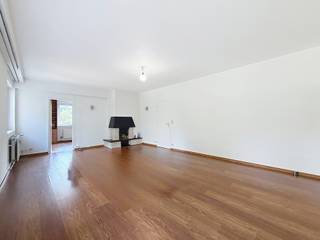 <strong>WATERMAEL-BOITSFORT</strong>, dans un quartier verdoyant, proche de toutes les commodités, appartement 3 chambres de ± 103m² situé au 1er étage. Il se compose comme suit : hall d'entrée, séjour de ± 30m² avec accès à une terrasse de ± 10m² orientée Est, cuisine hyper équipée (four, taques, hotte, frigo/ congélateur, lave-vaisselle), 3 chambres (± 15 m², ± 11 m² et ± 9m²), salle de bains avec bidet, connexions machine à laver et séchoir, WC séparé et cave. Libre. PEB : E, 20kg CO2/ (m²/an). Charges : 300€/ mois (Provisions communs, chauffage, eau et conciergerie). <br /><br /><strong><span>1er étage :</span></strong><br />
<ul>
<li>Hall d'entrée avec placard de rangement</li>
<li>Cuisine super équipée (four, taque, hotte, frigo, congélateur, lave-vaisselle) accès à la terrasse de ± 10 m² orientée EST.</li>
<li>Living de ± 30 m² accès à la terrasse de ± 10 m² orientée EST.</li>
<li>Chambre 1 : ± 11 m² (2,9 x 3,8 m) garde-robe encastrée</li>
<li>Hall de nuit avec espace de rangement</li>
<li>Chambre 2 : ± 9 m² (2,98 x 3 m) avec étagères de rangement</li>
<li>Chambre 3 : ± 15 m² (2,97 x 5 m) avec garde-robe</li>
<li>Salle de bain avec bidet et connections pour lave-linge et sèche-linge</li>
<li>WC séparé avec lave-mains</li>
</ul>
Cave n°1