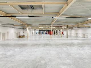 Commercieel pand te huur, gelegen in de Markstraat te Izegem.Gelijkvloerse handelsruimte gelegen op beste ligging in Izegem met in de onmiddellijke...