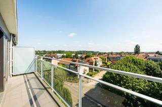 <p>Appartement centraal gelegen nabij scholen, openbaar vervoer en belangrijke invalswegen.</p><p>Dit appartement uit 1970 combineert een ideale ligging met een praktische indeling en aangename buitenruimtes. Dankzij de centrale locatie woon je vlak bij winkels, scholen en openbaar vervoer, terwijl je ook geniet van een vlotte verbinding naar de omliggende gemeenten. De twee terrassen zorgen op elk moment van de dag voor extra buitenruimte en lichtinval. Bovendien is er een garage beschikbaar die extra aangekocht kan worden voor 30.000€, wat een grote meerwaarde biedt in deze omgeving. Met een EPC-label B biedt dit appartement bovendien een gunstige energieprestatie.</p><p> </p><p>• Woonkamer met aangename lichtinval en toegang tot het terras</p><p>• Keuken met praktische indeling</p><p>• 2 slaapkamers</p><p>• Badkamer</p><p>• Garage beschikbaar aan te kopen voor 30.000€</p><p>• Zolder voor extra bergruimte</p><p> </p><p>• Ideale ligging </p><p>• Twee terrassen</p><p>Neem vandaag nog contact op met je ERA-makelaar voor een bezoek.</p><p> </p><p>JOUW DROOMAPPARTEMENT. ZO GEVONDEN!</p>