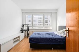 <p>Comfortabel appartement in Vilvoorde, gelegen nabij alle faciliteiten, openbaar vervoer en belangrijke invalswegen.</p><p><br /></p><p>Dit appartement combineert een praktische indeling met een vlotte bereikbaarheid aan de stadsrand van Vilvoorde. Dankzij de ligging nabij scholen, het station, parken en het ziekenhuis geniet u hier van een aangename woonomgeving met alle dagelijkse voorzieningen binnen handbereik. De lichtrijke woonkamer zorgt voor een gezellige leefruimte, terwijl de twee slaapkamers ideaal zijn voor koppels, starters of kleine gezinnen. Bovendien is er geen renovatieverplichting dankzij het EPC-label D, wat extra comfort en gemoedsrust biedt. Een privatieve kelder is inbegrepen en zorgt voor bijkomende bergruimte.</p><p><br /></p><p>Belangrijkste ruimtes:</p><p>• Woonkamer (22,2 m²) met aangename lichtinval</p><p>• Keuken (5,7 m²) uitgerust met oven, elektrische kookplaat en dubbele spoelbak</p><p>• Inkomhal (6,5 m²) met ingemaakte kasten en videofoon</p><p>• Badkamer (4,2 m²) met ligbad, enkele wastafel en aansluiting voor wasmachine</p><p>• Twee slaapkamers van 8,1 m² en 11,9 m²</p><p>• Terras (1,2 m²)</p><p>• Individuele privatieve kelder</p><p><br /></p><p>Troeven:</p><p>• Gelegen nabij scholen, station, openbaar vervoer en winkels</p><p>• Geen renovatieverplichting dankzij EPC-label D</p><p>• Privatieve kelder inbegrepen</p><p><br /></p><p>Neem vandaag nog contact op met je ERA-makelaar voor een bezoek.</p><p><br /></p><p>JOUW DROOMAPPARTEMENT. ZO GEVONDEN!</p>