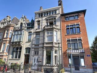 <p><b>BRUSSEL – Aan het Ambiorixplein, op een steenworp afstand van de Europese wijk en alle Europese instellingen, op enkele minuten van het Vijftigjarig Jubileumpark, vlakbij talrijke openbaarvervoersmogelijkheden en winkels, in een pand met een geklasseerde gevel, mooi appartement met 1 slaapkamer van ±70 m² woonoppervlakte op de 2<sup>e</sup></b><strong> verdieping, bestaande uit een inkomhal met garderobe, een woonkamer van ±22,5 m² met toegang tot een balkon met uitzicht op het Ambiorixplein op het zuiden, een aparte ingerichte keuken (kookplaten, afzuigkap, koelkast, magnetron, vaatwasser), een slaapkamer van ±17,5 m² en een badkamer (bad, wastafel, toilet). Op de tussenverdieping bevindt zich een wasruimte met een eigen wasmachine voor het appartement. Raming van de lasten: 275 €/maand (koud water, warm water, verwarming, gemeenschappelijke ruimtes). EPC-klasse F. Beschikbaar vanaf 01/09/2026. Afmetingen ter indicatie.</strong></p>
<p><u>Op de 2<sup>e</sup> verdieping:</u></p>
<ul>
<li>Entreehal met garderobe</li>
<li>Woonkamer van ±22,5 m² (4,5 x 4,9) met balkon op het zuiden en uitzicht op het Square Ambiorix</li>
<li>Ingerichte keuken (koelkast, magnetron, kookplaten, afzuigkap, vaatwasser)</li>
<li>Slaapkamer van ±17,5 m² (4,9 x 3,55)</li>
<li>Badkamer (bad, wastafel, toilet)</li>
</ul>
<p><u>Tussenverdieping:</u></p>
<ul>
<li>Eigen wasruimte met wasmachine</li>
</ul>