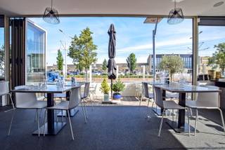 Succesvolle horecazaak met karakter in hartje Nieuwpoort-Stad op de Kaai gelegen.<br />In het bruisende centrum van Nieuwpoort-Stad bieden wij een goed draaiende horecagelegenheid mét prachtige authentieke woning uit 1930 te koop aan. Dit unieke pand werd gerenoveerd in 2016 en combineert historische charme met hedendaags comfort en beschikt over een recent energielabel B – een grote troef voor toekomstige exploitatie, niet alleen horeca, maar ook andere doeleinden zijn uiteraard mogelijk.<br /><br />Waarom dit de perfecte opportuniteit is:<br />- HUUR-KOOP mogelijk, vraag naar de voorwaarden.<br />- Goede naam en loyale klantenkring: Deze horecazaak is een gevestigde waarde in Nieuwpoort, geliefd bij zowel lokale klanten als toeristen.<br />- Instapklaar: Het pand werd recent gerenoveerd en is volledig uitgerust om meteen verder te exploiteren.<br />- Authentieke uitstraling: Het interieur straalt warmte en gezelligheid uit door een harmonieuze mix van moderne en klassieke elementen.<br />- Toplocatie: Gelegen op de kaai in het hart van Nieuwpoort-Stad, een populaire bestemming met een constante stroom aan bezoekers.<br />- Bewezen rendement: De zaak draait op een gezond en stabiel niveau met aantoonbare cijfers. Dit maakt het niet enkel een karaktervolle overname, maar ook een financieel sterke investering.<br />De zaak biedt momenteel een gevarieerde kaart met heerlijke gerechten en dranken, en kan perfect verdergezet worden binnen het huidige concept of aangepast worden naar een eigen horecavisie. Dankzij de sterke ligging, het gunstige energielabel en de reeds opgebouwde goodwill is dit een uitstekende investering voor de juiste ondernemer.<br /><br />Reden van verkoop:<br />De huidige eigenaars hebben met passie en zorg jarenlang deze horecazaak uitgebouwd en kijken nu uit naar nieuwe professionele uitdagingen. Deze beslissing wordt genomen vanuit een toekomstgerichte visie en met de nodige ruimte en tijd om een passende opvolger te vinden. De continuïteit en kwaliteit van de zaak blijven hierbij centraal staan, wat dit een bijzonder interessante overnamekans maakt.<br /><br />Deze horecazaak is meer dan een handelszaak, het is een beleving: een gezellige ontmoetingsplaats waar bezoekers zich meteen thuis voelen. Dit is een unieke kans om een bloeiende zaak met veel groeipotentieel over te nemen.<br /><br />Neem voorsprong met een vrijblijvende en gratis schatting van uw eigendom via:<br />http://www.residentievastgoed.be/gratisonlineschatten<br /><br />(Ref. NI26346)