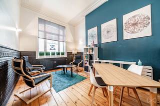 We Invest vous propose ce plateau de bureau/commerce idéalement situé dans le centre de Braine-l'Alleud, à deux pas de la gare. Anciennement exploité comme restaurant, ce plateau illustre bien le potentiel polyvalent des lieux.<br /><br />Développant ± 142 m² utiles, ce plateau est actuellement aménagé en cabinet médical et se compose de trois cabinets de consultation de 15 m² chacun, d'une salle d'attente de 19 m², d'une cuisine ainsi que d'espaces de cave. Cette configuration offre une base fonctionnelle immédiatement exploitable pour une profession libérale ou peut être réaménagée selon les besoins d'une autre activité commerciale.<br /><br />À l'extérieur, le bien bénéficie d'un bel espace privatif, un véritable atout pour profiter d'un moment de pause ou accueillir une clientèle dans un cadre agréable.<br /><br />D'un point de vue technique, le bien bénéficie d'une chaudière individuelle au gaz, de compteurs indiduels ainsi que de châssis PVC double vitrage.<br /><br />Le bien s'inscrit au sein d'une toute petite copropriété de trois unités, sans syndic et sans charges communes, ce qui en fait une solution particulièrement légère en termes de gestion et de coûts.<br /><br />Informations et visites au 02/319.46.46 ou via demandes.bw.centre@weinvest.be.