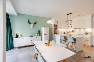 <p>Bent u op zoek naar een ruim en luxueus afgewerkt appartement met 2 slaapkamers, meerdere terrassen én een topligging in het hart van Sint-Niklaas? Dan is dit appartement absoluut een bezoek waard!</p><p>U betreedt het app via een private buitentrap en komt zo in de ruime inkomhal met ingemaakte kasten. Vanuit hier bereikt u de lichtrijke leefruimte met een prachtig open zicht op de binnentuin. De leefruimte is voorzien van een stijlvolle open keuken met aanpalende berging.</p><p>De keuken is uitgerust met alle nodige toestellen: een ingebouwde inductiekookplaat, dampkap, dubbele spoelbak, koelkast, diepvries, vaatwasser, heteluchtoven en microgolfoven. De toegang tot de leefruimte verloopt via een elegante glazendeur, wat zorgt voor een extra luxueuze uitstraling.</p><p>Verder in de hal vindt u 2 ruime slp, beiden met de mogelijkheid tot het plaatsen van een dubbel bed. Eén van de slaapkamers beschikt over een terras van 4,5 m² (oost-west gericht) en een ingemaakte kast. De badkamer (7 m²) is stijlvol ingericht met een comfortabele inloopdouche voorzien van inbouwkraan en regendouche, dubbele wastafel, handdoekradiator en toilet. Daarnaast is er nog een apart gastentoilet aanwezig.</p><p>Het appartement voelt extra ruim dankzij de bewoonbare oppervlakte van maar liefst 123 m², de praktische indeling én de hoge plafonds van 2,8 meter. Er is voldoende bergruimte aanwezig en het hele appartement is voorzien van vloerverwarming op aardgas. De PVC-ramen zijn uitgerust met spiegelglas en vliegenramen, en er is een ventilatiesysteem type C.</p><p>Het appartement maakt deel uit van een afgesloten woonerf met uitzicht op een gezellige, centrale tuin. Er is een laad- en loszone, een ondergrondse afvalruimte, laadpaal voor elektrische voertuigen, zonnepanelen voor de gemeenschap en een fietsenstalling. Dankzij het gesloten hekwerk is privacy gegarandeerd.</p><p>Bij het appartement is een garagebox aanwezig, deze kan mee aangekocht worden voor 35.000,00 euro.</p><p>Troeven:<br />- garagebox voor 2 wagens<br />- ruime bewoonbare oppervlakte<br />- hoge plafonds<br />- rustige ligging<br />- E-peil E68</p><p>Heeft u interesse in dit unieke appartement? Neem dan snel contact met ons op via margot.raemdonck@immo-zone.be of bel naar 0473 51 80 58.</p>