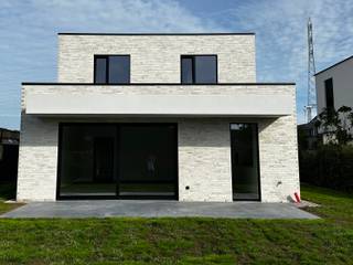 <p><span>indeling van woning</span></p>

<h3><span>gelijkvloers</span></h3>
De lichtrijke leefruimte met open keuken vormt het hart van de woning. Hier geniet je dagelijks van een aangenaam ruimtegevoel en een vlotte connectie tussen binnen en buiten. Een absolute troef is de volwaardige slaapkamer met eigen badkamer op het gelijkvloers. Ideaal voor wie levenslang comfortabel wil wonen, een praktijkruimte wenst of extra flexibiliteit zoekt voor gasten of thuiswerk. De leefruimte sluit rechtereeks aan op het terras en de tuin met Westelijke oriëntatie. Daarnaast beschikt de gelijkvloerse verdieping over een praktische berging en een inpandige carport die voor extra opbergruimte en comfort zorgen.

<h3><br /><span>eerste verdieping</span></h3>
- 3 ruime slaapkamers<br />- badkamer met douche
<h3><br /><span>duurzaamheid en energie</span></h3>
Je woont hier duurzaam, in een groene omgeving en op een vlot bereikbare locatie.<br />- e-peil < E30 (BEN-woning)<br />- uitstekend geïsoleerd en luchtdicht gebouwd<br />- super isolerend glas voor een aangenaam binnenklimaat<br />- ventilatiesysteem D voor gezonde, frisse lucht<br />- aangesloten op het warmtedistributienet<br />- lage energiekosten en kleinere afhankelijkheid van fossiele brandstoffen
<h3><br /><span>afwerking en prijs</span></h3>
- De woning is reeds geschilderd én hoogwaardig afgewerkt met kwaliteitsmaterialen en hedendaags comfort, waaronder: luxe keuken, vloerverwarming,..<br />- De vermelde prijs betreft de volledig afgewerkte woning (inclusief aanleg tuin en terras) exclusief btw en verkoopkosten.<br />- Prijs inclusief aansluitingskosten.