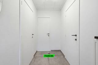 In het centrum van Poperinge bevindt zich deze ruime woning. Deze werd doorheen de jaren aangepakt en is dus instapklaar! De grondoppervlakte...