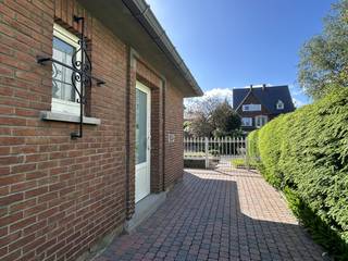 Deze charmante en authentieke alleenstaande woning bevindt zich op een uitzonderlijk gunstige locatie in Wilsele, op fietsafstand van het centrum van Leuven en de bruisende Vaartkom. Dankzij de vlotte verbinding met de E314, de Mechelsesteenweg en het openbaar vervoer geniet u hier van een uitstekende bereikbaarheid en een ideale combinatie van rustig wonen en stedelijke nabijheid.<br />De woning verwelkomt u via een centraal gelegen inkomhal met trap. Op het gelijkvloers bevinden zich een toilet, een gezellige woon- en eetkamer, een berging, de keuken, twee slaapkamers, waarvan één momenteel ingericht is als tweede eetkamer en een badkamer.<br />Op de eerste verdieping vindt u een derde slaapkamer en een ruime af te werken zolderruimte die tal van mogelijkheden biedt, bijvoorbeeld voor een vierde slaapkamer, bureau, hobbyruimte of extra bergruimte.<br />De woning is volledig onderkelderd en beschikt onder meer over een wasplaats met rechtstreekse toegang tot de tuin, een inpandige garage met automatische poort, diverse bergruimtes, een werkplaats en een technische ruimte voor de centrale verwarming. <br />Buiten geniet u van een mooi onderhouden tuin waar het aangenaam vertoeven is. Dankzij haar authentieke karakter, solide structuur en talrijke uitbreidingsmogelijkheden vormt deze woning een unieke kans voor wie op zoek is naar een karaktervolle gezinswoning met veel potentieel op een toplocatie. Kortom, een woning met charme, ruimte en mogelijkheden, gelegen op een uitzonderlijk sterke mobiele ligging nabij Leuven.