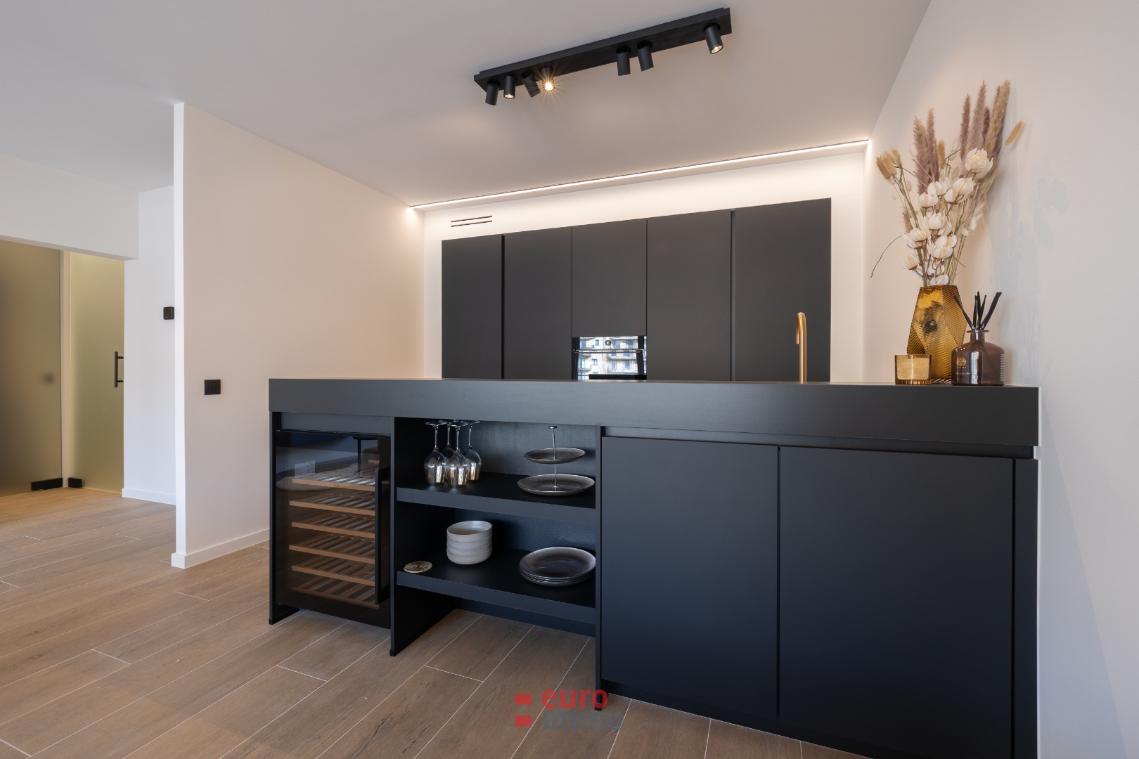 Appartement sublimement rénové avec finitions haut de gamme et grande terrasse - photo 4