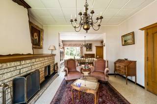Wie durft te renoveren, wordt hier rijkelijk beloond. Deze halfopen woning in Waasmunster straalt potentieel uit: ruime volumes, een knusse haard, een zonnige tuin met open veldenzicht én de mogelijkheid tot maar liefst vier slaapkamers.<br /><br />Indeling: <br /><br />De lichtrijke leefruimte met sfeervolle haard nodigt uit om tot rust te komen, aangevuld met een aparte eethoek en gesloten keuken. De badkamer met toilet, bad &amp; lavabocompleteert het gelijkvloers.<br /><br />Op de eerste verdieping vind je twee ruime slaapkamers en een kleinere derde kamer — perfect als kinderkamer of berging. Via een vaste trap bereik je de tweede verdieping, die moeiteloos uitgeeft op een vierde, extra ruime slaapkamer.<br /><br />Buiten wacht een gezellige tuin met zicht op de omliggende velden, en een aparte garage met sectionaalpoort.<br /><br />Troeven:<br />- Potentieel van 4 volwaardige slaapkamers<br />- Lichtrijke leefruimte met authentieke haard<br />- Aparte garage met sectionaalpoort<br />- Perceel van 595 m²<br />- Tuin met open veldenzicht<br />- Vlotte verbinding met E17, Lokeren centrum en Waasmunster<br />- Woning met eindeloze mogelijkheden<br /><br />Nieuwsgierig? Contacteer Gilles voor een bezoek zonder engagement.<br /><br />📧 gilles@woonvast.be 📞 0491 94 95 38 🌐 www.woonvast.be