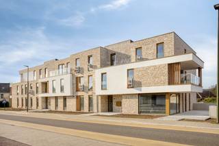 <p>Welkom in Residentie Anna! Oplevering september 2026.<br /><br />Pal in het centrum van Tielt-Winge vinden we de nieuwe residentie Anna. Op zondag te voet naar de bakker? Op deze locatie kan dat! Met verschillende <strong>faciliteiten op wandelafstand</strong> en een <strong>vlotte busverbinding</strong> tussen Tienen en Aarschot, biedt Anna je de ideale uitvalsbasis. Nood aan rust? Op slechts enkele minuten wandelen of fietsen sta je in het bos of tussen de velden. <br /><br />Het aspect duurzaamheid werd geïntegreerd in elke mogelijke vorm. Om enkele zaken op te sommen: <strong>vloerverwarming</strong> aangedreven door een lucht-water <strong>warmtepomp</strong>, regenwaterrecuperatie, <strong>vloerkoeling</strong>, ventilatiesysteem D met warmterecuperatie, <strong>zonnepanelen, </strong>volledig aangelegde basisinfrastructuur voor een laadpaal, ... Kortom, aan alles werd gedacht. <br /><br />Modern, tijdloos en duurzaam: dat is waar Anna voor staat. Het samenspel van de gevel uit lichte baksteen met houten elementen, en de strakke architecturale lijnen met <strong>grote raampartijen</strong>, voorzien elk appartement van een knappe eigentijdse uitstraling. <br /><br />Het gebouw bestaat uit 12 appartementen en 1 handelsruimte. Bij de appartementen is er de keuze uit 2-slaapkamers en 3-slaapkamers, telkens met zeer ruime terrassen. <br /><br />Benieuwd naar de plannen en afwerkingsmaterialen? Vraag vrijblijvend meer info via 0485 62 36 78 of via nieuwbouw@living-stone.be</p>