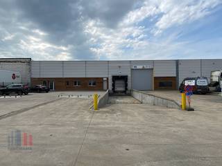 Fantastisch gelegen bedrijfsgebouw met zeer goede <strong>visibiliteit </strong>langs de E17 te Sint-Niklaas. Op amper 2 km van exit 15 Sint-Niklaas centrum of Sint-Niklaas West en op slechts 20 minuten rijafstand van de E34.<br /><br />Het gebouw bestaat uit een magazijn van 6.567 m² in combinatie met een kantoorruimte van 156 m². De magazijnruimte is voorzien van een <strong>vrije hoogte van 5 meter</strong>, een <strong>laadkade</strong>, een <strong>sectionale poort</strong> en aanwezigheid van warme lucht blazers. Tevens is er voor het magazijn een mooie verharde buitenruimte voorzien met <strong>voldoende manoeuvreerruimte</strong>.<br /><br />Heeft u interesse of wenst u graag meer details over dit aanbod? Neem contact op met Gill PANORAMA B2B voor meer info, plannen of een vrijblijvend plaatsbezoek via <strong>09 219 90 30</strong>.