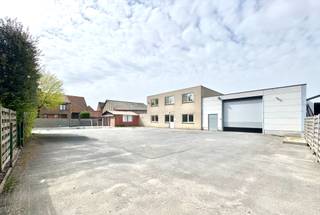 Magazijnen met bijgebouwen en koer te Anzegem, Vichte Knokstraat; Goede locatie met gunstige verbindingen nabij/ naar autostrade...