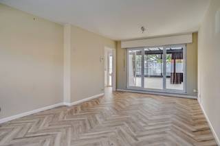 <p><span>Verzorgde halfopen bebouwing met 3 slaapkamers, garage en tuin.</span></p><p><span>Gelegen in rustige, kindvriendelijke woonwijk te Ruisbroek. Vlotte bereikbaarheid dankzij nabijheid N16 en A12.</span></p><p><span> </span></p><p><span>Gelijkvloers: Inkomhal / lichtrijke leefruimte met eetplaats en salon / recent vernieuwde keuken met keramische kookplaat, vaatwasser en combi-oven / veranda / bergplaats - garage.</span></p><p><span>1ste verdieping: Nachthal / 3 slaapkamers (3,5 x 3m; 3,45 x 3,4m; 2,7 x 2,3m) / badkamer met wastafel en douche.</span></p><p><span>Zolder.</span></p><p><span>Aangename tuin met zuidelijke oriëntatie.</span></p><p><span>Oprit met parkeermogelijkheid.</span></p>