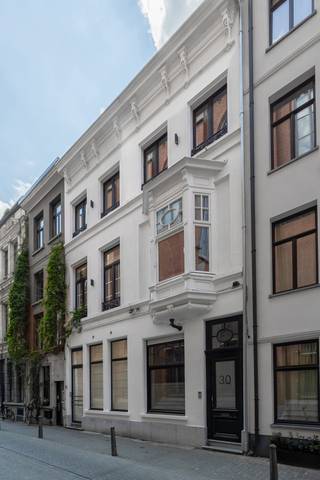 Twee verbonden herenwoningen op toplocatie in het hart van de stadIn het bruisende centrum, midden in het winkelkwartier, vinden we deze...
