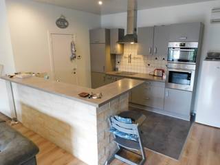Ontdek dit goed gelegen duplex appartement van maar liefst +/- 148 m², midden in het centrum van Beverlo. Gelegen op de eerste verdieping (bereikbaar via trap), combineert dit appartement ruimte, comfort en energiezuinig wonen.<br /><br />Bij binnenkomst wordt je verwelkomd in een inkomhal met apart gastentoilet. De lichtrijke woon- en eetkamer met geïntegreerde keuken vormt het warme hart van het appartement – een ideale plek om te ontspannen of gasten te ontvangen. Aansluitend vindt je een praktische was- en bergplaats.<br /><br />Op de eerste woonlaag bevinden zich twee volwaardige slaapkamers en een badkamer uitgerust met een lavabomeubel en een ligbad met douchefunctie. De keuken is volledig geïnstalleerd met alle essentiële toestellen zoals een kookvuur, dampkap, spoelbak, oven, combi-oven en koelkast.<br /><br />Via de trap in de leefruimte bereik je de nachthal op de bovenverdieping, waar zich nog twee extra slaapkamers en een bergruimte bevinden. Perfect voor grotere gezinnen, een thuisbureau of hobbyruimte.<br /><br />Extra troeven van dit appartement:<br />-Autostaanplaats voor het gebouw inbegrepen<br />-Airco in de leefruimte en hal<br />-Vliegenramen en gordijnen zijn voorzien<br />-Energiezuinig<br />-Instapklaar<br />-Ideaal als investering of eigen bewoning<br /><br />Benieuwd naar dit ruime en verzorgde appartement? Plan je bezoek via 011 233 044 en laat je verrassen!