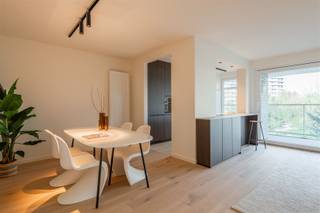 <p><span>Recent hoogwaardig gerenoveerd 2 slaapkamer appartement gelegen op de Fruithoflaan.</span></p><p><span> </span></p><p><span>OMGEVING</span></p><p><span>Met oog voor detail werd dit appartement recent gerenoveerd tot een hedendaags en instapklare woonst. Het appartement bevindt zich op de vierde verdieping in een goed onderhouden gebouw. Ook de gemeenschappelijke delen werden aangepakt, de inkomhal werd zopas vernieuwd en kreeg een nieuwe, beveiligde schuifdeur en intercom. De locatie is een absolute troef. Je woont hier op de bruisende Fruithoflaan met tal van lokale winkels zoals Delhaize, Delicatessewinkel Atelier N° 11, slagerij Finebek, en andere voorzieningen bevinden zich letterlijk om de hoek.</span></p><p><span> </span></p><p><span>INDELING</span><span> </span></p><p><span>Je betreedt het appartement via een ruime inkomhal met ingebouwde vestiaire. De natuurlijke parketvloer werd doorgetrokken door het appartement en zorgt voor een harmonieus geheel. Vanuit de lichtrijke open leefruimte, die het hart van het appartement vormt, kan je genieten van een mooi zicht over de groene Fruithoflaan en heb je toegang tot het zonnig terras waar je kan genieten van de avondzon. </span></p><p><span>De aangrenzende keuken is een echte blikvanger. Afgewerkt in warm notelaar met een vloer in travertinlook, combineert ze stijlvolle materialen met duurzame toestellen (inductiekookplaat met geïntegreerde dampkap, combi-oven, koelkast met diepvriesvak). Via een aparte deur heb je bovendien rechtstreekse toegang tot het terras, ideaal om extra te verluchten. </span></p><p><span>Achteraan het appartement tref je 2 ruime slaapkamers waarvan één voorzien is van ingemaakte kasten. Beide kamers geven uit op het zuid-oost georiënteerd terras, dat recent werd gerenoveerd. </span></p><p><span>Ook de badkamer is modern ingericht met een inloopdouche en een dubbel lavabomeubel, wat zorgt voor extra comfort. </span></p><p><span>Tot slot beschik je over een privatieve kelderberging en een gemeenschappelijke fietsenberging. Het gebouw beschikt over een ondergrondse garagecomplex waar regelmatig een staanplaats of autobox te huur of te koop wordt aangeboden, een extra pluspunt is deze gegeerde buurt.</span></p><p><span> </span></p><p><span>Gemeenschappelijke kosten: €264,00 (incl. verwarming, water, elektriciteit, lift, syndicus, onderhoud van het gebouw).</span></p><p><span> </span></p><p><span>BIJZONDERHEDEN</span></p><p><span>- hoogwaardig afgewerkt appartement</span></p><p><span>- terrassen vernieuwd in 2019</span></p><p><span>- EPC A</span></p><p><span>- vernieuwde sanitaire, elektrische leidingen, cv en radiatoren</span></p><p><span>- high-end LED verlichting inbegrepen (5 jaar garantie) </span></p><p><span>- renovatie uitgevoerd door Belgisch bouwbedrijf</span></p><p><span>- 2 ruime slaapkamers</span></p><p><span>- groen uitzicht</span></p><p><span>- kelder</span></p>