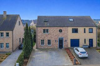 Een energiezuinige ( EPC: A met 20 zonnepanelen), ruime driegevelwoning (ca. 218m²) met veel lichtinval en oa. ruime leefruimte, 4 ruime slaapkamers...