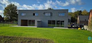 Deze half vrijstaande woning bevindt zich net buiten de stadskern op een rustige locatie en wordt casco (winddicht) verkocht, maar kan eveneens in samenspraak met de bouwheer voorzien worden van een volledige afwerking volgens de hedendaagse normen.<br /><br />De ingang bevindt zich vooraan de woning en voorziet een ruime inkomhal met toegang tot de tuingerichte woonkamer (met open keuken), een apart toilet en een berging, alsook de trapopgang naar de verdieping, waar we drie ruime slaapkamers treffen, alsook een royale badkamer en een apart toilet.<br /><br />De woning beschikt tevens over een volledige kelderverdieping, die eveneens toegankelijk is vanuit de hal.<br />Aan de voorzijde voorziet de woning een ruime carport voor twee auto's en extra bergruimte.<br />Achteraan geniet men vanuit de woonkamer van een mooi uitzicht over de ruime open tuin, dewelke reeds werd aangelegd met gazon.<br /><br />Mogelijkheid tot het bijkopen van een achterliggend perceel van 1.070m² of extra tuin van ca. 500m².<br />Tevens kan de woning met de gekoppelde woning samengevoegd worden tot één geheel.