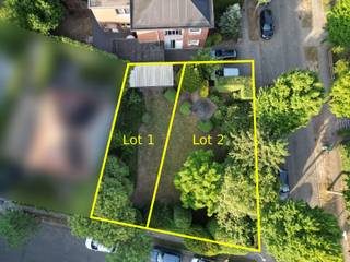 <p>Op een perceel van 266,7 m² bevindt zich deze vergunde bouwgrond voor het oprichten van een halfopen eengezinswoning. De bouwgrond maakt deel uit van een recent goedgekeurde verkaveling aan de Frans Standaertlei in Sint-Mariaburg te Ekeren en beschikt over een straatbreedte van 14,51 meter.<br /><br /><span></span><strong>Bouwmogelijkheden:</strong><br />De verkavelingsvergunning voorziet op dit lot één halfopen eengezinswoning met twee volwaardige bouwlagen onder een hellend dak. De bouwzone heeft een maximale diepte van 9 meter en is aan de voorzijde circa 8,19 meter breed, waarna ze naar achter toe versmalt tot circa 6 meter.<br /><br />De maximale kroonlijsthoogte bedraagt 6,50 meter en de maximale nokhoogte 11 meter. Dankzij de ruime bouwzone zijn er verschillende mogelijkheden om een comfortabele gezinswoning met een mooie bewoonbare oppervlakte te realiseren.<br /><br /><strong>Perceel:</strong><br />Het perceel heeft een oppervlakte van 266,7 m² en een straatbreedte van circa 14,51 meter. Het betreft een hoekperceel aan de Frans Standaertlei en Schepersveldlei, met naast de bouwzone voldoende ruimte voor een private tuin.<br /><br />Daarnaast kan er een inpandige garage in de woning worden voorzien of één oprit/autostalplaats in de voortuinstrook langs de Frans Standaertlei.<br /><br /><strong>Bijzonderheden:</strong><br />Perceel: 266,7 m².<br />Straatbreedte: ca. 14,51 m.<br />Halfopen bebouwing.<br />Bouwbreedte: ca. 8,19 m vooraan, versmallend tot ca. 6 m achteraan.<br />Bouwdiepte: max. 9 m.<br />Twee volwaardige bouwlagen onder hellend dak.<br />Maximale kroonlijsthoogte: 6,50 m.<br />Maximale nokhoogte: 11 m.<br />Mogelijkheid tot inpandige garage of autostalplaats/oprit.</p>
<p><strong>Ligging:</strong><br />De bouwgrond is gelegen in het charmante Sint-Mariaburg te Ekeren, een rustige en aangename woonwijk die bekendstaat om haar karaktervolle straten en woonkwaliteit. Dankzij de gunstige ligging nabij scholen, winkels en openbaar vervoer biedt deze locatie een fijne balans tussen rust en dagelijkse bereikbaarheid.</p>