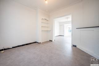<p><strong>De ligging</strong><br />Deze charmante woning, gelegen aan de Lindenlaan in Zulte, biedt een <strong>perfecte mix van rust en comfort</strong>. De ligging is werkelijk <strong>uitmuntend</strong>, uitermate rustig doch op wandelafstand van het bruisende centrum van Zulte, voorzien van allerhande winkels, horeca en overige faciliteiten. Het openbaar vervoer is op wandelafstand bereikbaar. Het op- en afrittencomplex van de E17 (afrit 6 Kruishoutem) ligt op amper 5 km. van de woning. Kortom, <strong>rustig gelegen woning met ideale bereikbaarheid</strong>!<br /><br /><strong>De woning</strong><br />De woning dateert uit 1956 en heeft zijn <strong>karakter behouden</strong>, terwijl er volop mogelijkheden zijn om het geheel naar <strong>eigen wens te renoveren</strong>. Het perceel heeft een oppervlakte van 197 m² en biedt voldoende ruimte voor een aangename tuin of een gezellige buitenplek. Intern beschikt het huis over een sfeervolle woonkamer, een functionele keuken en maar liefst <strong>drie slaapkamers</strong>, waardoor het ideaal is voor jonge gezinnen of als investeringspand. Verder zijn er praktische voorzieningen zoals twee zolders, een kelder en eventueel garageruimte voor extra opbergruimte. De ruime zolder biedt desgewenst nog meer potentieel voor uitbreiding als extra kamer. Dit huis biedt de perfecte setting om uw nieuwe hoofdstuk te beginnen, met een centrale ligging in het hart van Zulte.<br />Mits enkel installatie van centrale verwarming, kan het EPC al dalen naar 351 kWh/m² jaar, zijnde D-label. Zo wordt al voldaan aan de energetische renovatieplicht.<br /><br /><strong>Kenmerken</strong><br />- oppervlakte perceel: 197 m²<br />- bruikbare vloeropp. woning: 135 m² (cf. EPC)<br />- verwarming via gaskachel(s)<br />- EPC: 575 kWh/m² jaar - F-label <br /><br /><strong>Troeven</strong><br />- uitmuntende ligging!!<br />- volop mogelijkheden om naar eigen wens te renoveren!!<br /><br />Voor meer informatie of een bezoek ter plaatse, reageer via het contactformulier of stuur naar info@hckinvest.be</p>