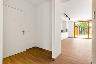 Comfortabel wonen zonder veel omkijken. Dat is precies wat dit recente gelijkvloerse appartement in Mariaburg-Brasschaat te bieden heeft.<br /><br />De lichtrijke leefruimte vormt samen met de open, volledig uitgeruste keuken het hart van het appartement. Van hieruit stap je rechtstreeks het terras en de tuin in. Een fijne extra leefplek, met achteraan een praktische tuinberging voor fietsen, tuinmateriaal of extra stockage.<br /><br />Verder zijn er twee volwaardige slaapkamers, een badkamer met ligbad, douche en dubbele lavabo, een apart toilet en een praktische berging.<br /><br />Ook technisch zit het helemaal goed. Dit BEN-appartement is uitgerust met individuele zonnepanelen, een geothermische warmtepomp, vloerverwarming en vloerkoeling. Dat zorgt voor een aangenaam binnenklimaat én een laag energieverbruik.<br /><br />Aan comfort werd ook in de details gedacht. Zo beschikt het appartement over waterontharding op de volledige sanitaire installatie, een actieve koolstoffilter op het drinkwater en rolgordijnen aan alle ramen. Een veiligheidsdeur en volledige alarminstallatie zorgen voor extra gemoedsrust.<br /><br />Bij het appartement horen twee bovengrondse autostaanplaatsen, met de mogelijkheid om een laadpaal te voorzien. Daarnaast beschik je over een privatieve berging in de ondergrondse verdieping. Ook een gemeenschappelijke fietsenberging en vuilnisruimte zijn aanwezig.<br /><br />Het appartement wordt volledig geschilderd verhuurd en ook de verlichting is al voorzien.<br /><br />Een instapklaar appartement waar een eigen tuin, energiezuinig wonen en hedendaags comfort tot in de details samenkomen.