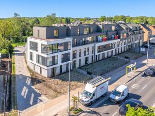 Aankoop aan 6% BTW mogelijk, vraag naar de voorwaarden.<br /><br />Op wandelafstand van het dorpscentrum verrijst Residentie Conscience, gelegen aan de Turnhoutsebaan 384-386. Dit nieuwbouwproject biedt appartementen met 1, 2 of 3 slaapkamers, elk met een aangenaam terras of tuin en uitzicht op achterliggend gemeenschappelijk groen.<br /><br />Dit penthouse van ca. 122 m² omvat op nivo 2 een inkomhal met gastentoilet, leefruimte met ingerichte open keuken met alle nodige toestellen en toegang tot het terras, berging, een slaapkamer met terras, een trap brengt ons naar nivo 3 waar we via de nachthal toegang hebben tot een slaapkamer, een badkamer, en een derde terras. <br />De ondergrond is voorzien van autostaanplaatsen en bergingen. Er zijn ook bovengrondse staanplaatsen en fietsenberging beschikbaar. Een staanplaats dient mee aangekocht te worden.<br /><br />De appartementen worden gerealiseerd volgens de nieuwste normen en staan garant voor energiezuinig en hedendaags wonen (BEN, vloerverwarming warmtepomp, parket, ...).<br />Een uitzonderlijke woonkans op een gegeerde locatie in Schilde.<br /><br />De verkoop geschiedt onder BTW op het constructie-aandeel en registratierechten op het grondaandeel, onder de voorwaarden van de Wet Breyne. Voor meer informatie en/of een afspraak om dit unieke appartement persoonlijk te ontdekken, neem contact met Karin op 0486/97 84 27 of karin@reds.be