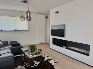 Lombardsijde, op het einde van een doodlopende straat, vinden we deze uiterst verzorgde koppelwoning terug. Deze woning is ideaal gelegen voor wie rust zoekt maar toch dichtbij de kustplaatsen Nieuwpoort en Middelkerke wil wonen.<br />Indeling: Oprit voor meerdere wagen. Inkomhal met toilet, Leefruimte voorzien van gashaard en grote ramen met zicht op de tuin. Stijlvolle open keuken. De grote garage is voorzien van ingemaakte kasten en doet evenals dienst als wasruimte. Een achterdeur geeft rechtsreeks toegang tot de tuin wat zeer praktisch is. De eerste verdieping beschikt over 3 slaapkamers; badkamer voorzien van inloopdouche en ligbad en wastafel. Er is ook een apart toilet. De tuin is voorzien van een tuinpoortje, kwalitatieve tuinberging waarop de zonnepanelen geplaats werden. Terras rondom rond de woning en de grote ramen zijn voorzien van screens.<br />Bezoeken zijn mogelijk <u>vanaf september</u> en worden uitsluitend op maandag ingepland, steeds na afspraak.<br /><br />Bel Dries, ook op zon-en feestdagen, 0478/937.935, of kom langs op kantoor 'Immo Maritiem' naast het kerkje in Nieuwpoort-bad.
