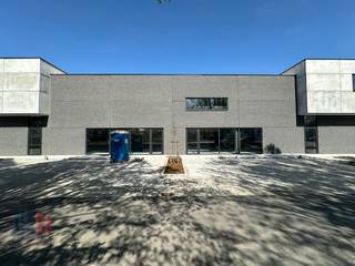 Gloednieuwe KMO-unit met een oppervlakte van 188 m² te koop. Uitstekend gelegen langs de commerciële Geallieerdenlaan (N58) met een vlotte...